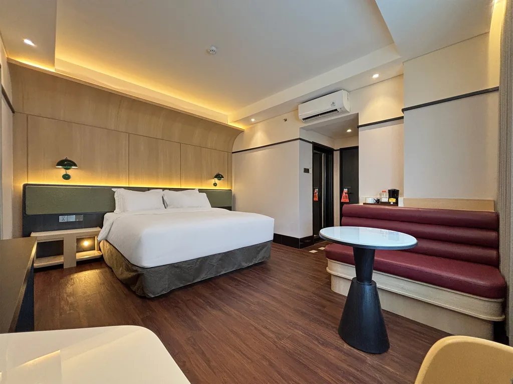 Bossa Nova Room at Volume Hotel Bandung, king bed