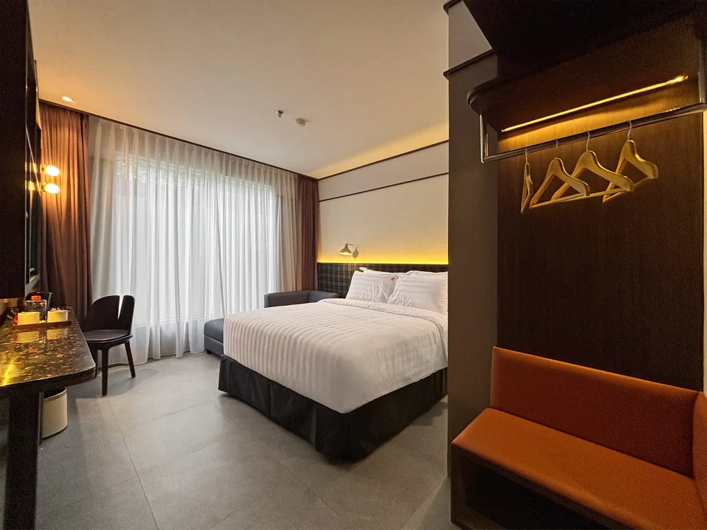 Amapiano Room at Volume Hotel Bandung, queen bed