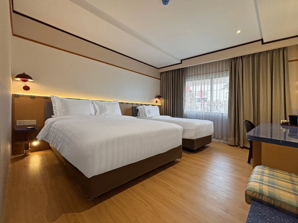 Contemporary Room at Volume Hotel Bandung, queen + single